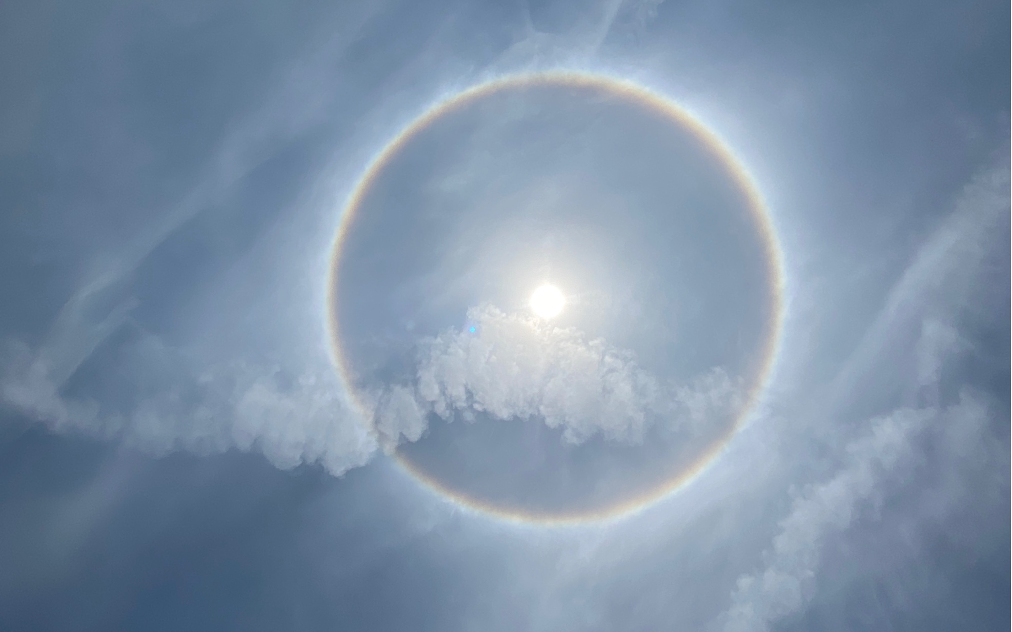 今天的太阳有点东西,这是奥特曼,正义的光嘛