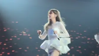 王心凌在演唱会上"不务正业"！！！
