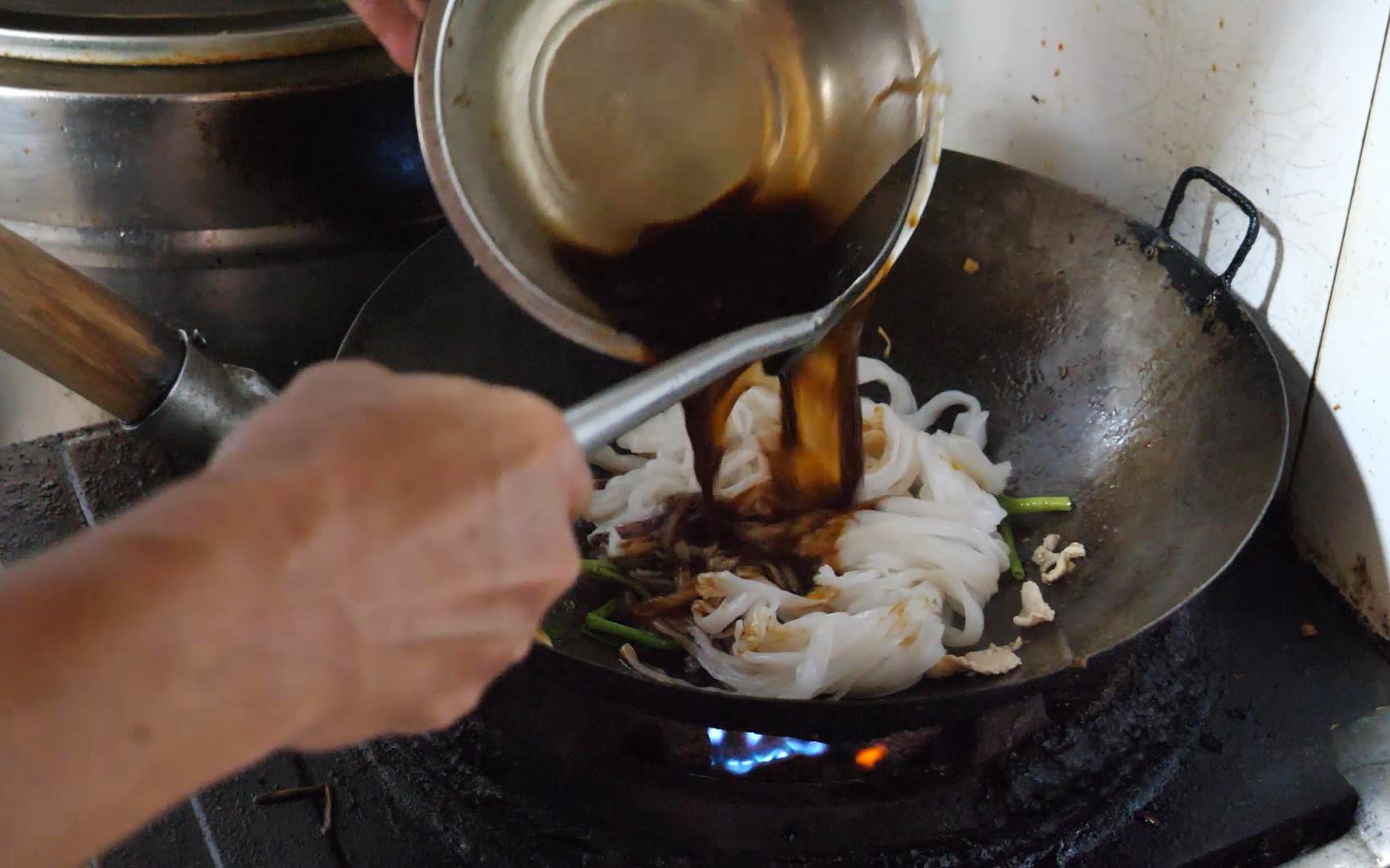 湿炒河粉,用的还是螺蛳粉汤炒的,老板这炒法奇葩哦哔哩哔哩bilibili