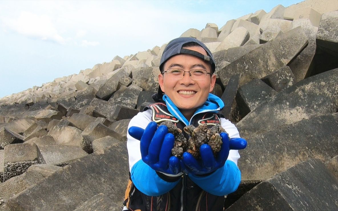 思乡渔夫送第1只螃蟹就死掉了只好再捡些螺赔给粉丝