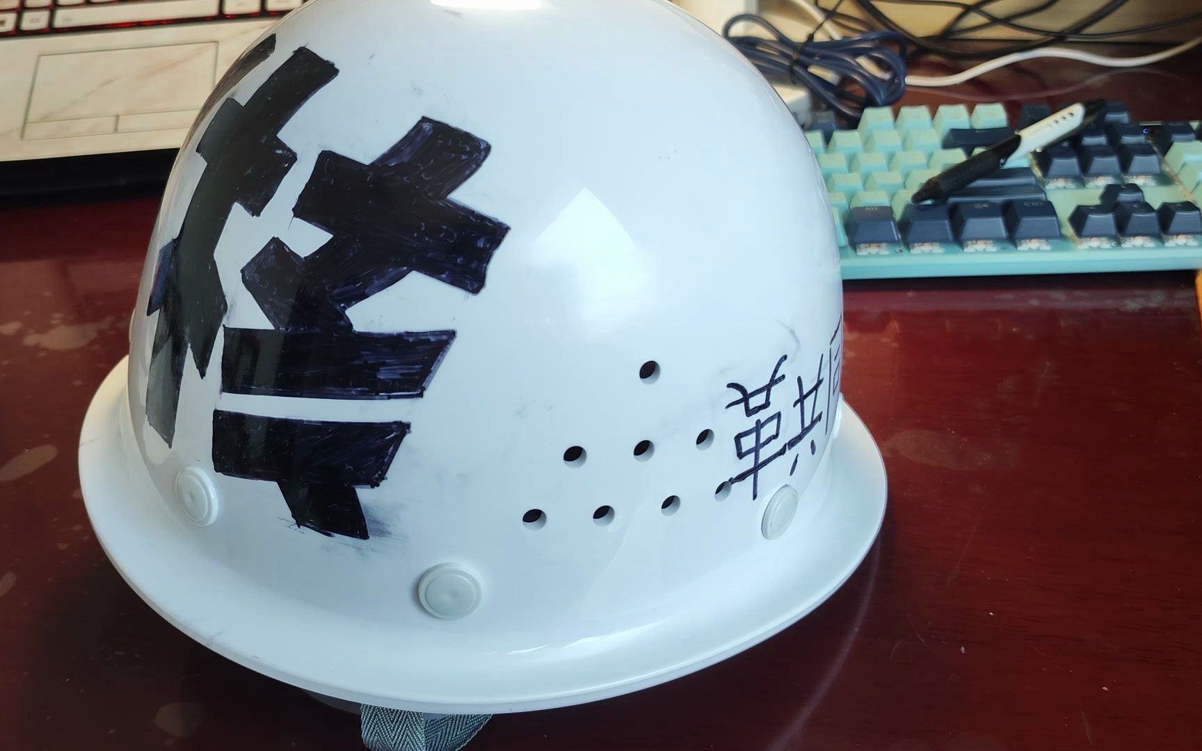 中核派自制帽子,点赞过110穿去漫展.