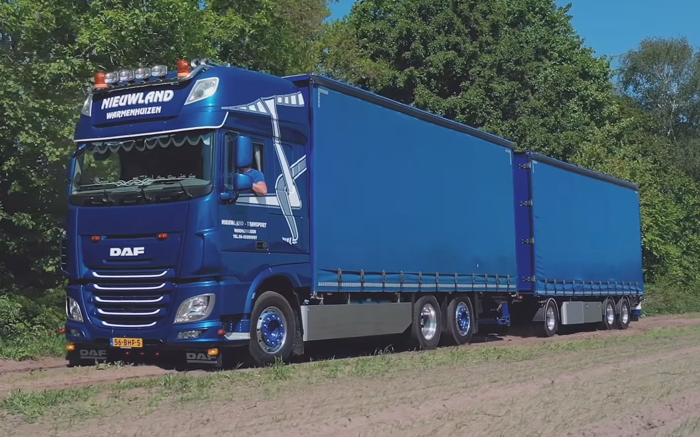 外国小哥开daf卡车运输百合鳞片并播种