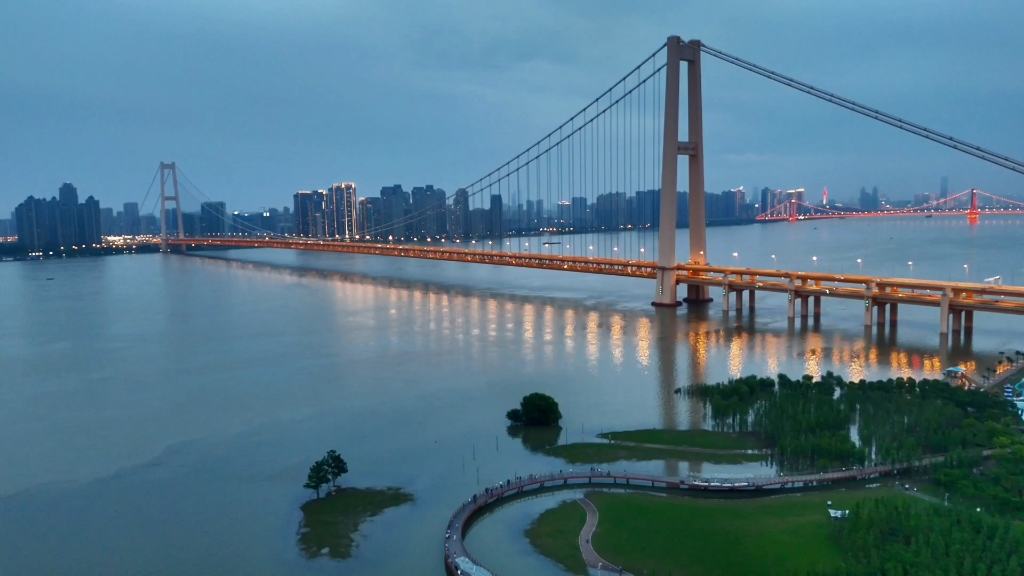 杨泗港长江大桥洪山江滩栈桥风光