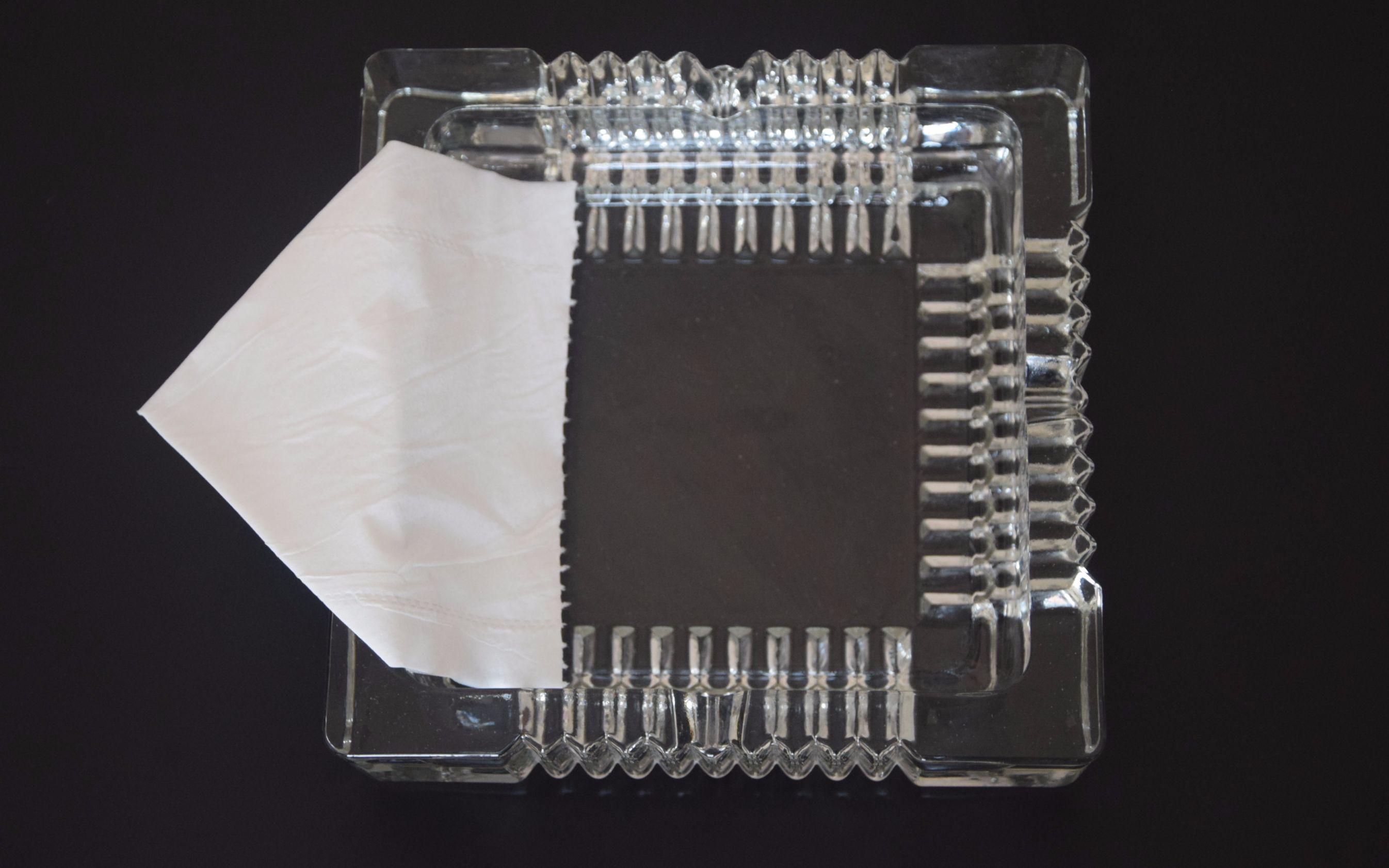 抽烟时,烟灰缸一定要放张纸,很多人不明白为啥?看完你会感谢我