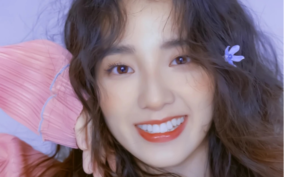 谁能拒绝一个笑起来嘴巴是爱心的甜妹呢!