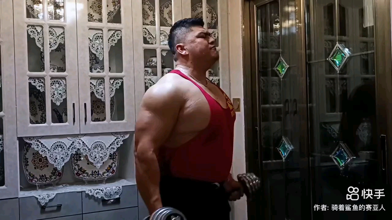 训练的肌肉壮熊