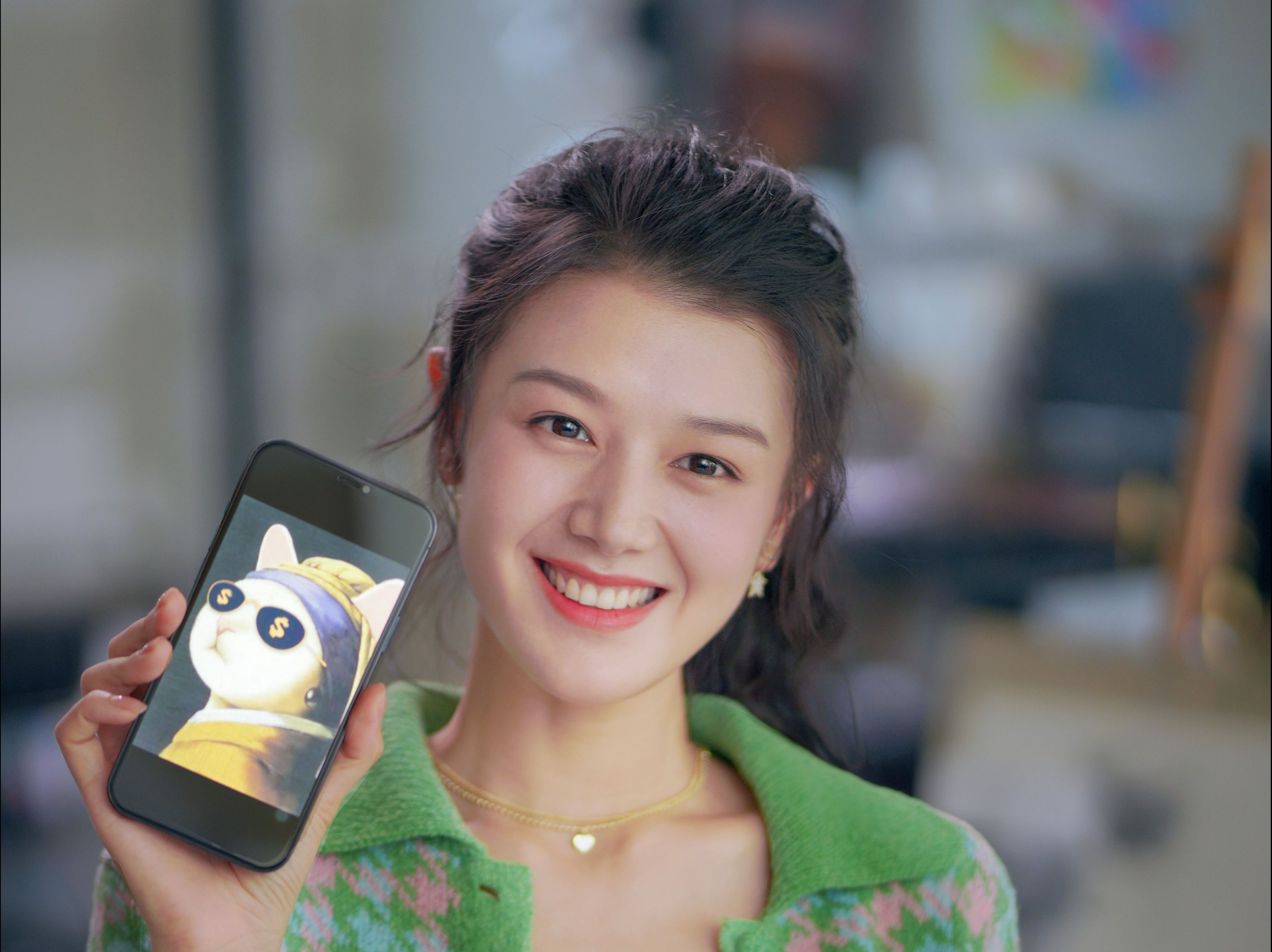 非常简单,笑容是最好的联系方式!