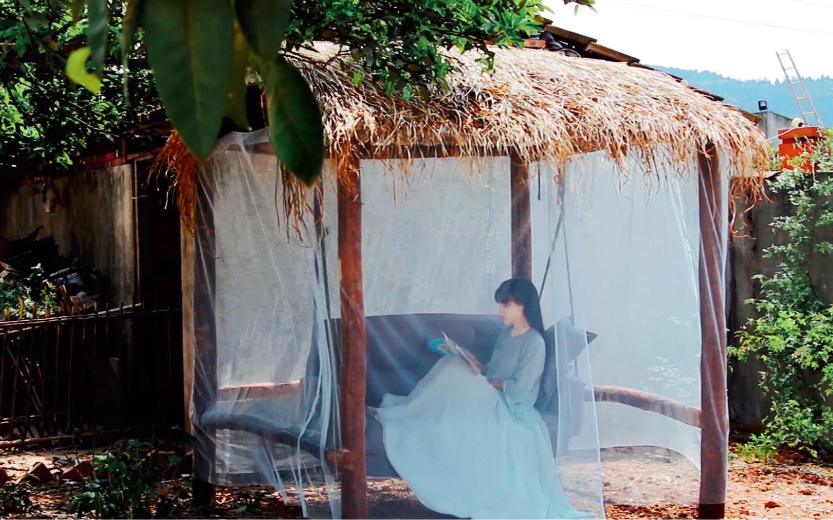 【李子柒】用家里旧物自建了个能遮阳挡雨的秋千