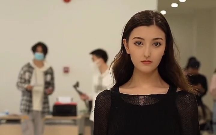 维吾尔族模特热依娜面试深圳时装周