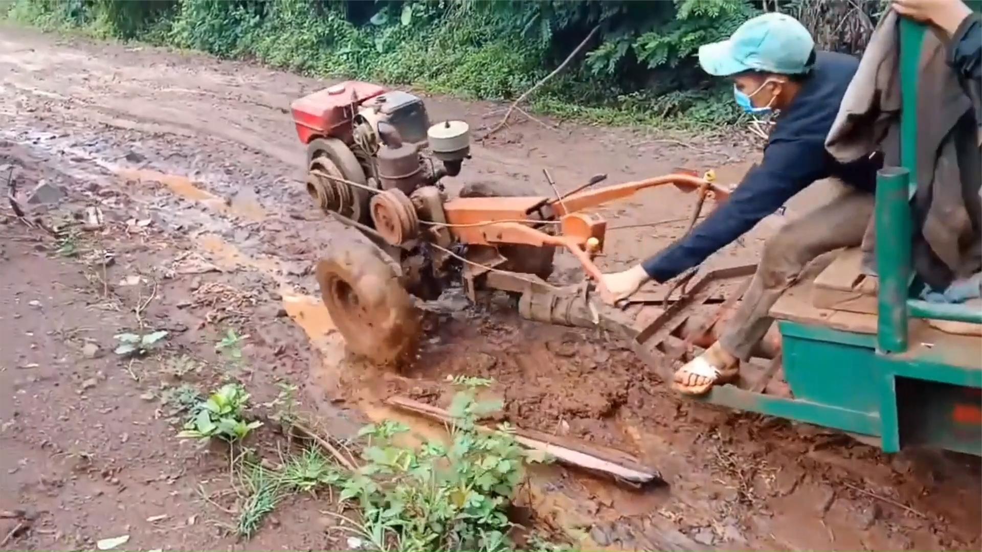 越南拖拉機過泥路打滑,方向左右搖擺是為什麼?還差點開進溝裡