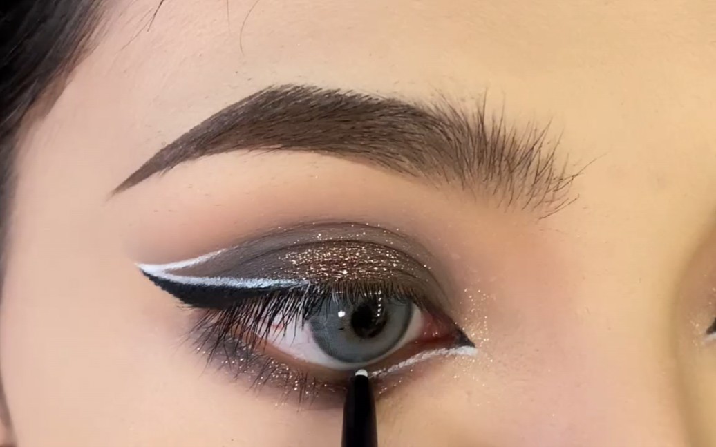 黑白倒钩眼线也太飒了眼线美妆教程