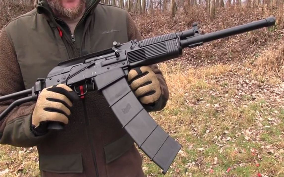 vepr12霰弹枪,折叠枪托,标准弹匣供弹8发,近战是它的强项