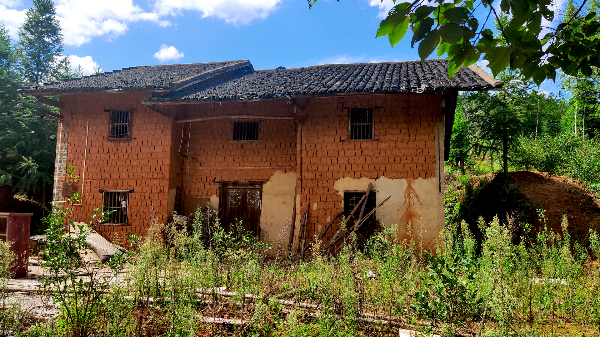 半山腰上独户老房子粉刷下外墙也可以光鲜亮丽依然让人住得舒心