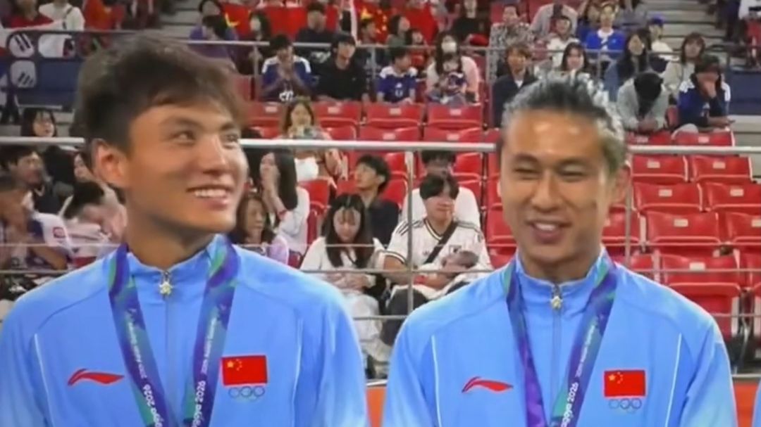一脸骄傲！U23国足领取铜牌，张玉宁带头致谢球迷，李昊笑开花