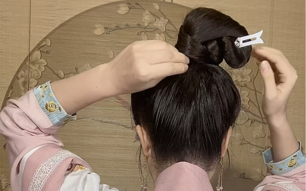 教你一根发簪10秒扎出一个绝美灵蛇髻!日常百搭又好看!