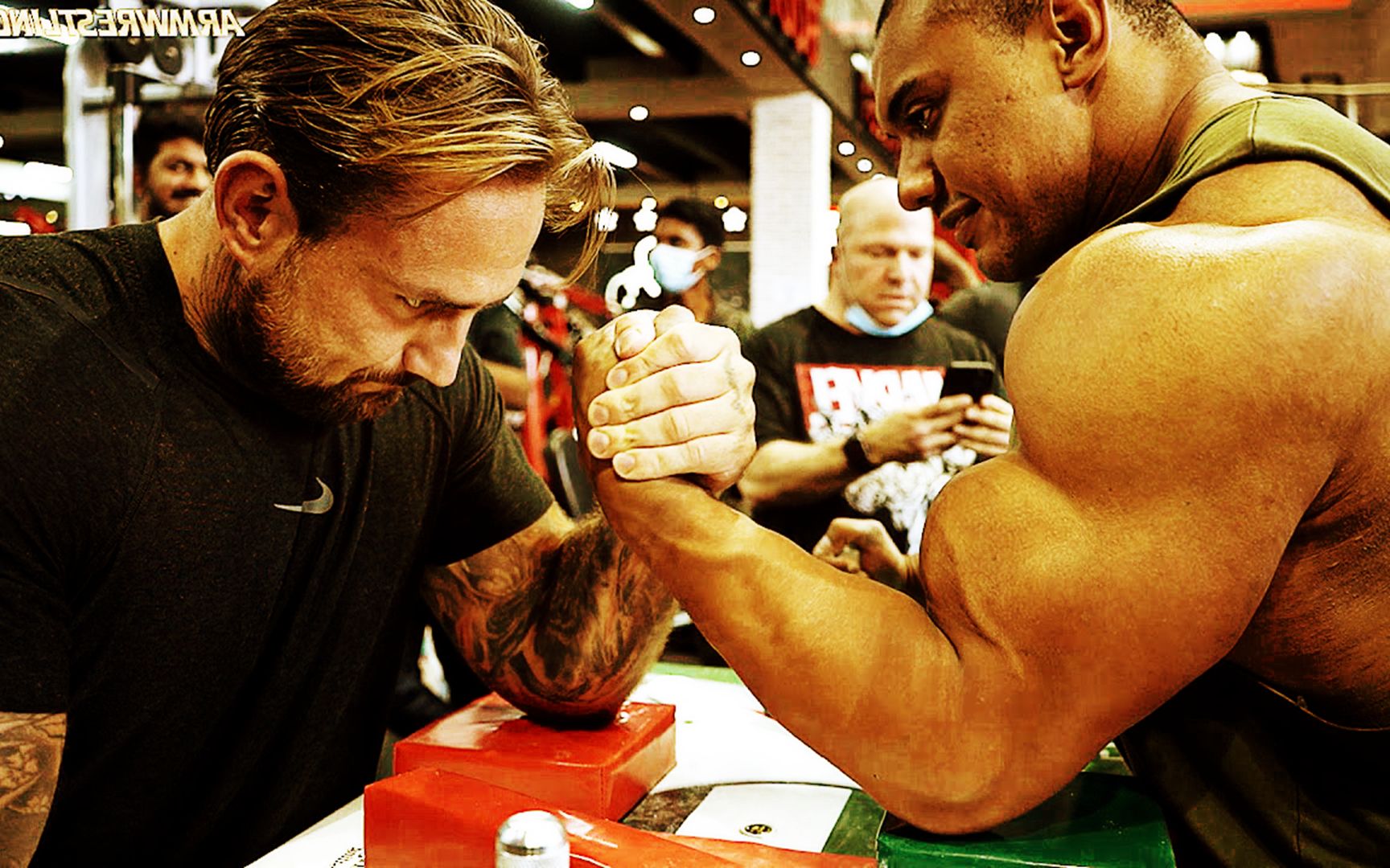 【强森腕力】扳手腕 vs 最强壮的健美运动员拉里·车轮