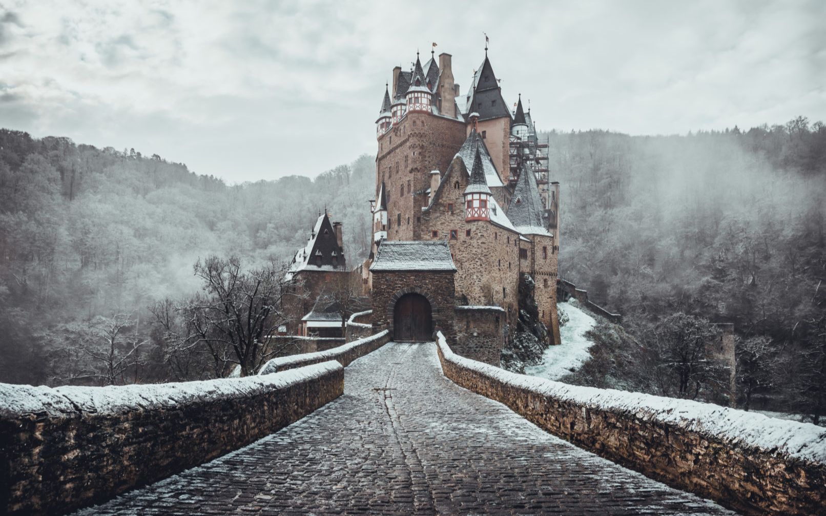 家族33代生活于此,历时八百余年世外壁垒,雪中的德国爱尔茨城堡_哔哩