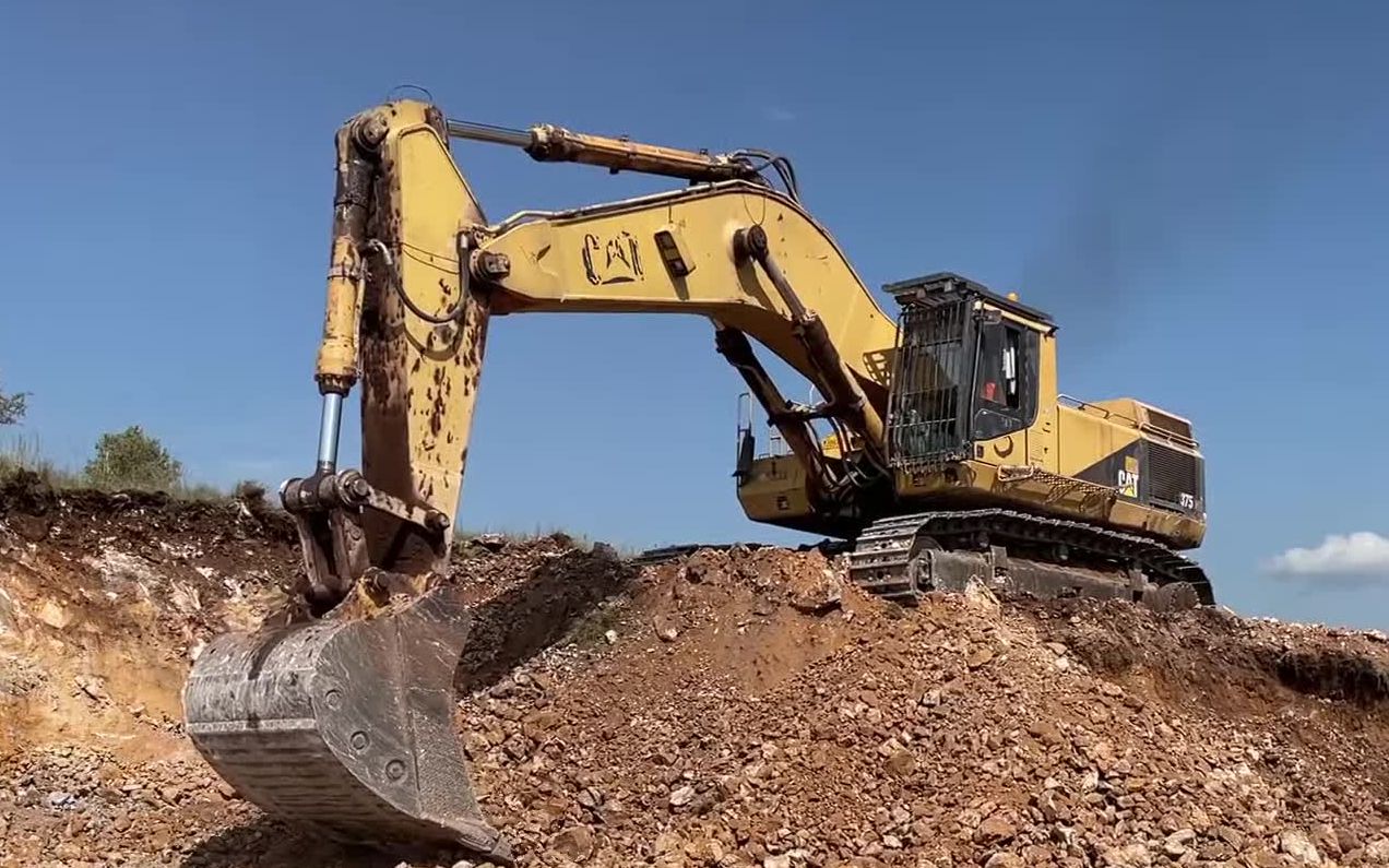 cat 375挖掘机砂石装车
