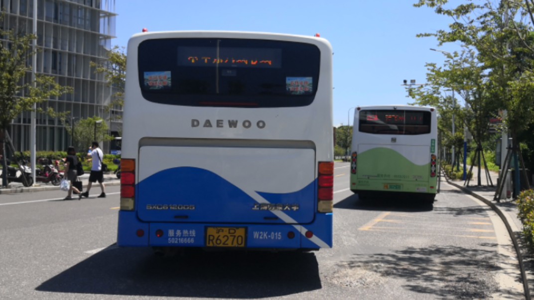 堡镇的一抹浦交海宝蓝】浦东金高公交 申崇六线b线 上海万象·大宇w2k