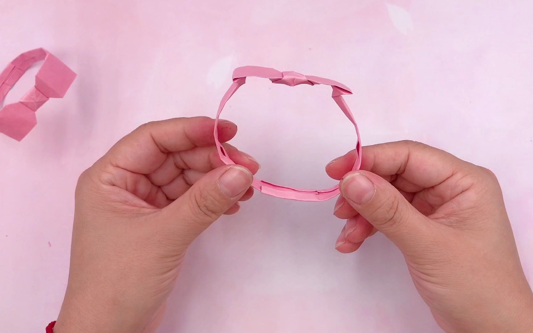 一张纸折出来的蝴蝶结手镯 送给闺蜜_哔哩哔哩_bilibili