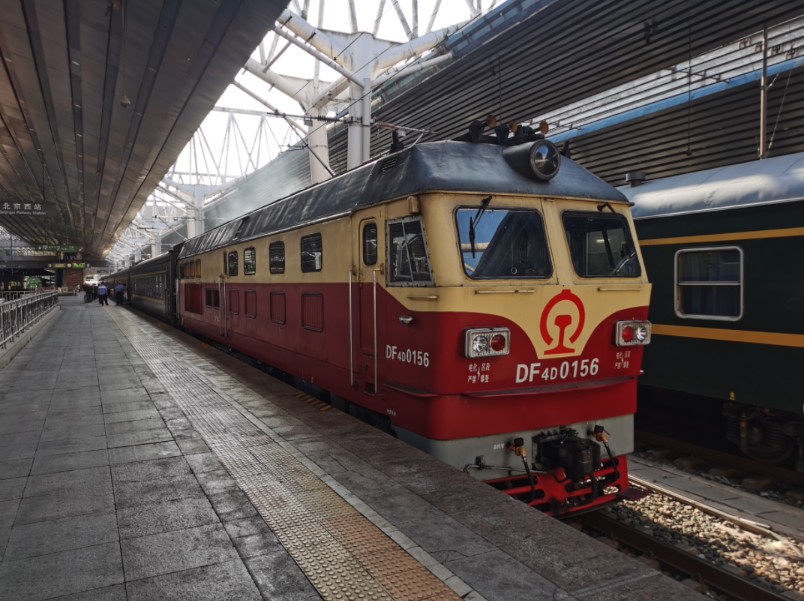 6437次列车出北京西站