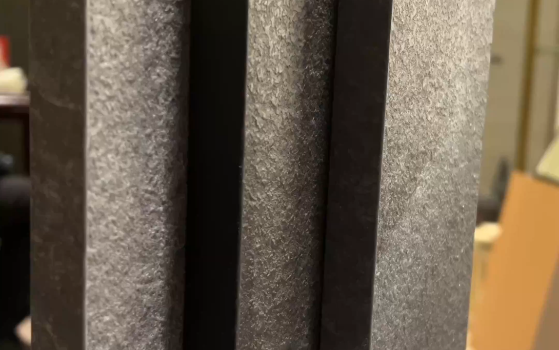 进口俄罗斯白松基材,纹理清晰,凹凸感强烈,真实还原岩板效果.