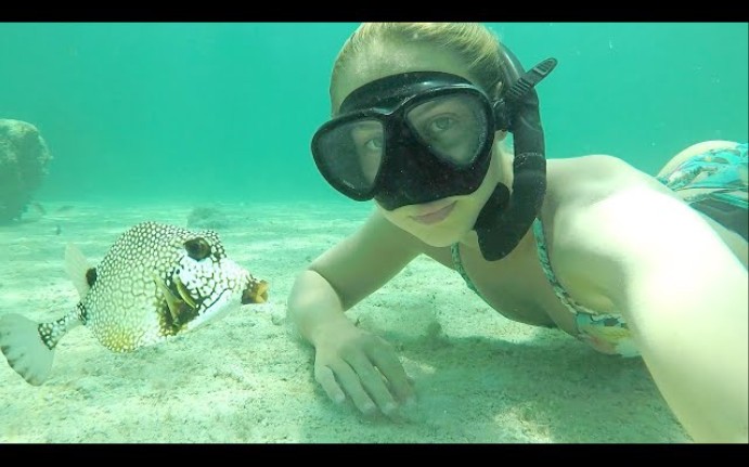 [图]灯塔下的浮潜Snorkeling UNDER A LIGHTHOUSE（自由潜水花纹比基尼美女）