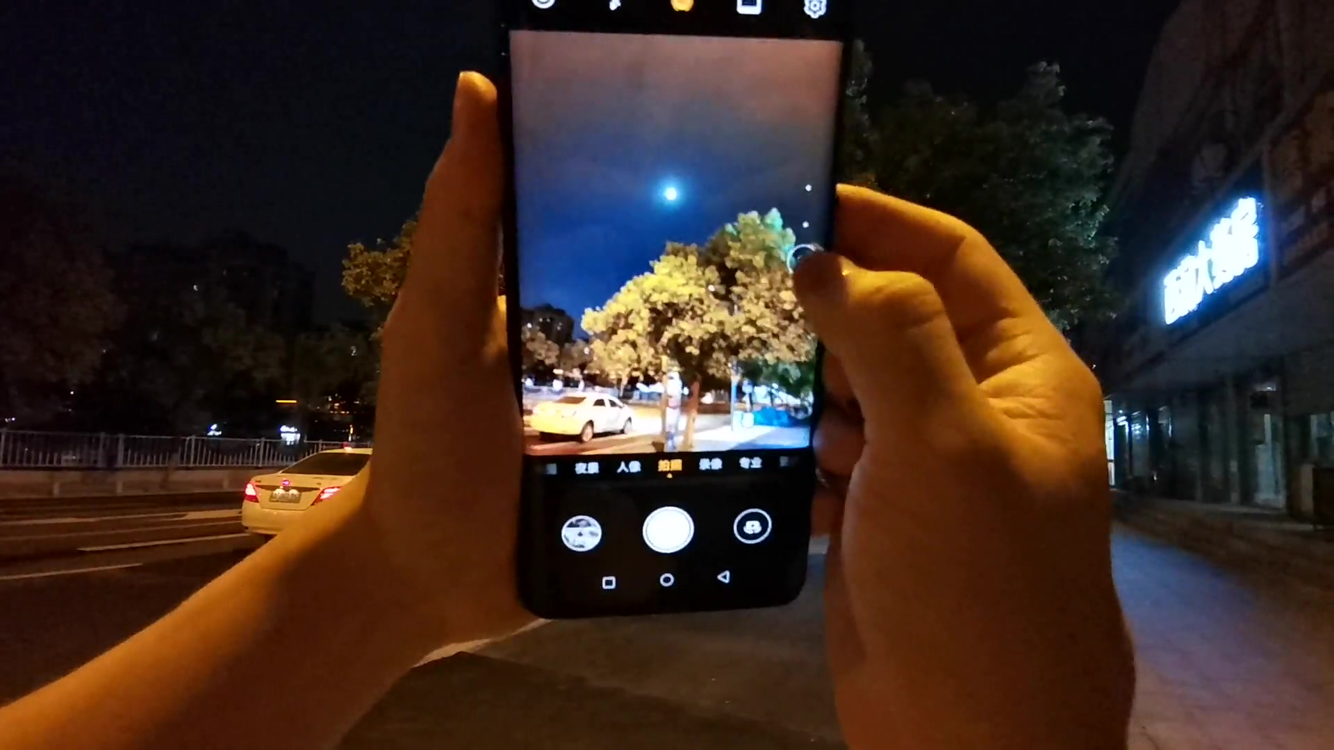 晚上的月亮很圆,掏出了我的华为p30pro,看看用手机拍月亮的效果