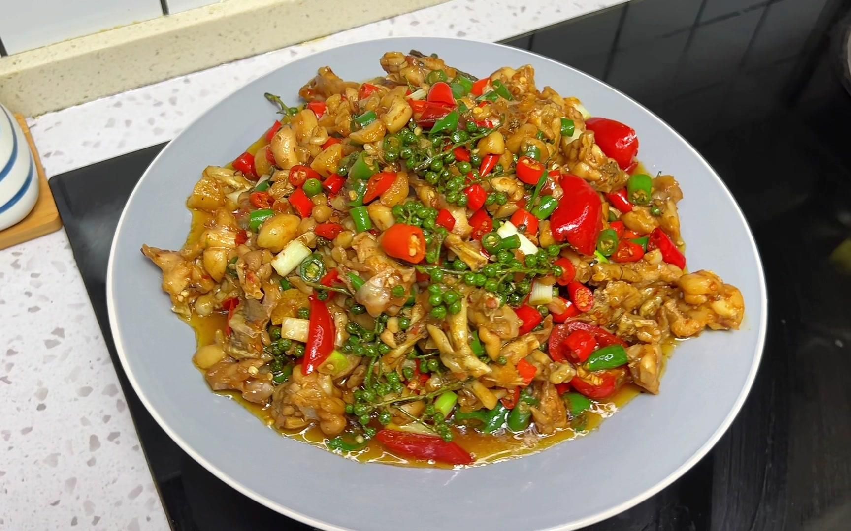 外面卖7.80一份的双椒牛蛙,再家做成本不到30,学会这个做法