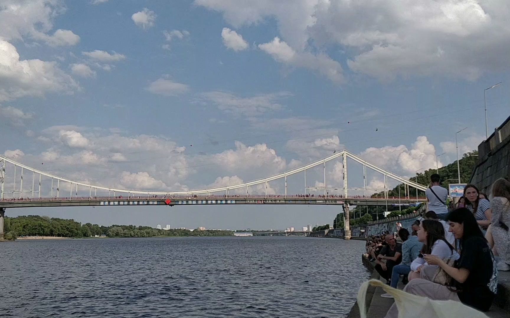 2023年7月2日,乌克兰 基辅 第聂伯河畔 喂鸭子