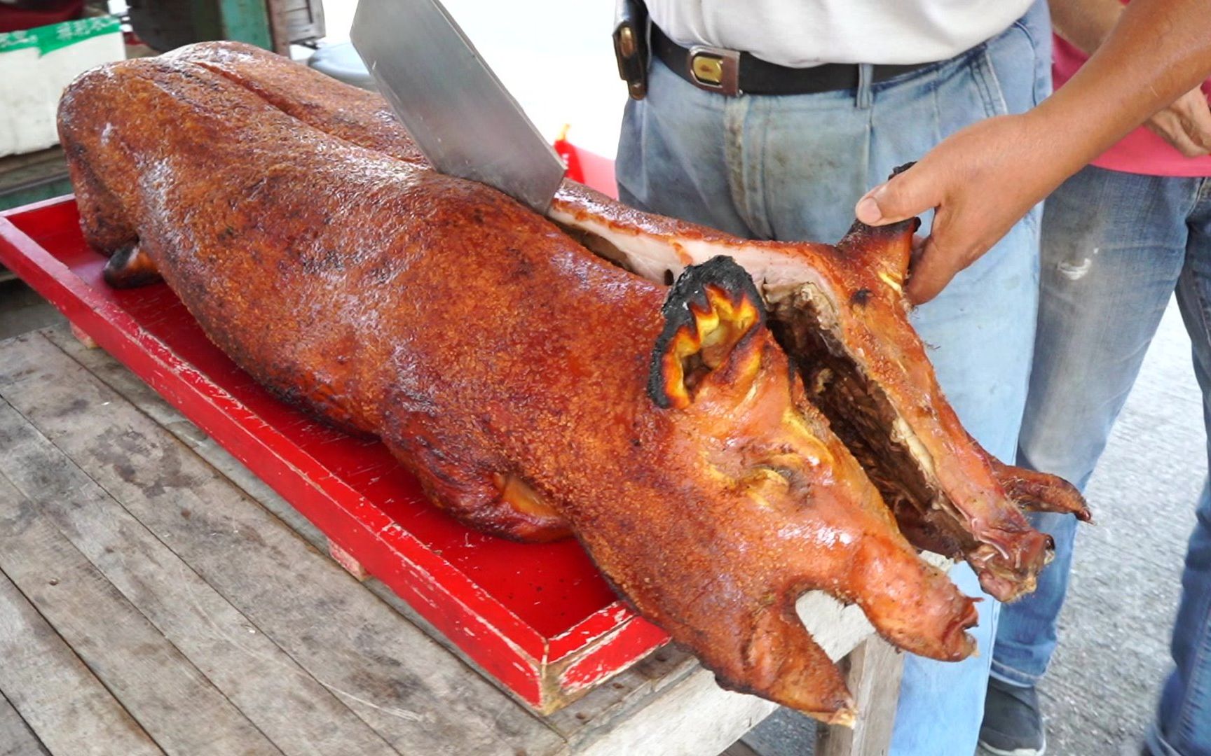 香港原创 豪切爆脆大烧猪 围村「太公分猪肉 」非常热闹 各人围着几大