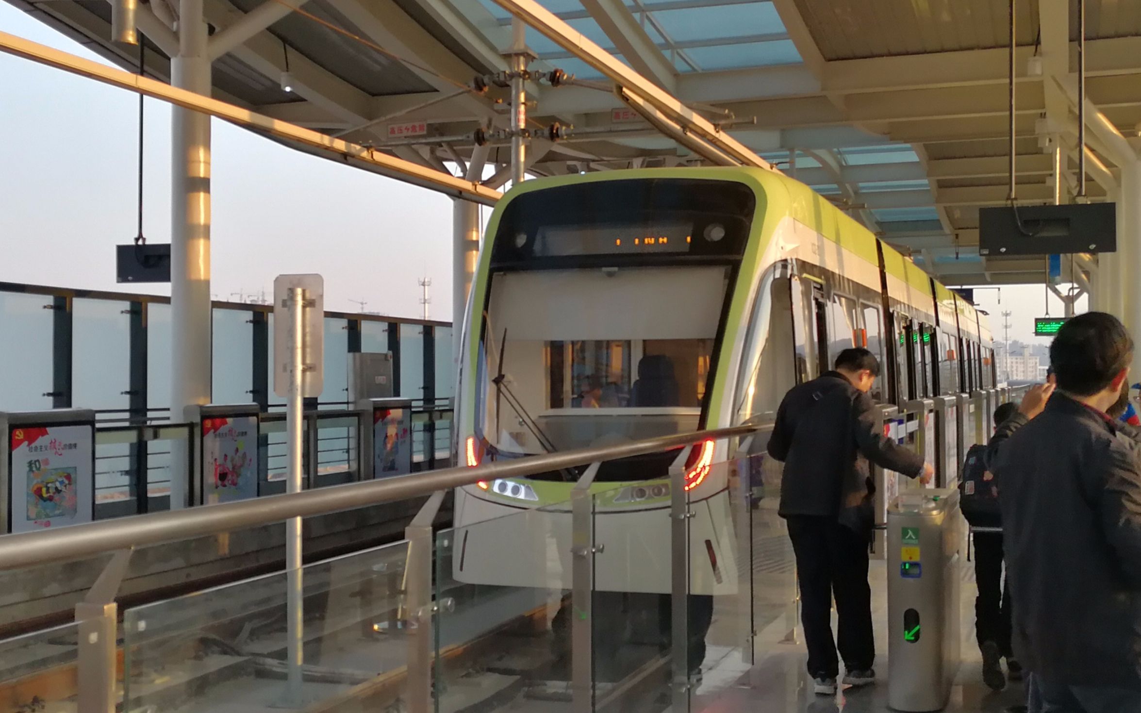 有轨电车公司南京麒麟科技创新园现代有轨电车石杨路马群车头视角pov