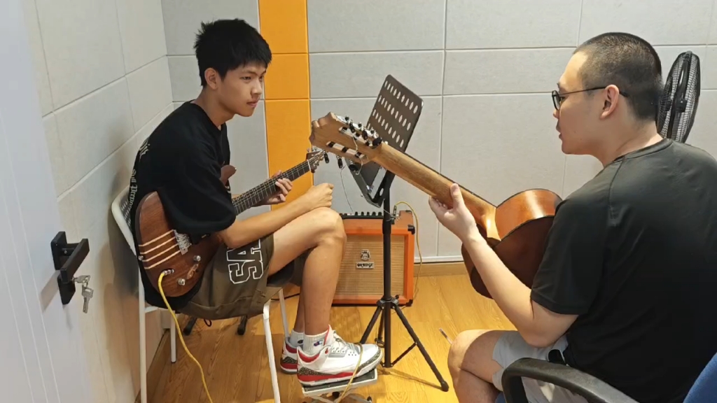 电吉他#吉他教学#培训又要生成一个吉他手了