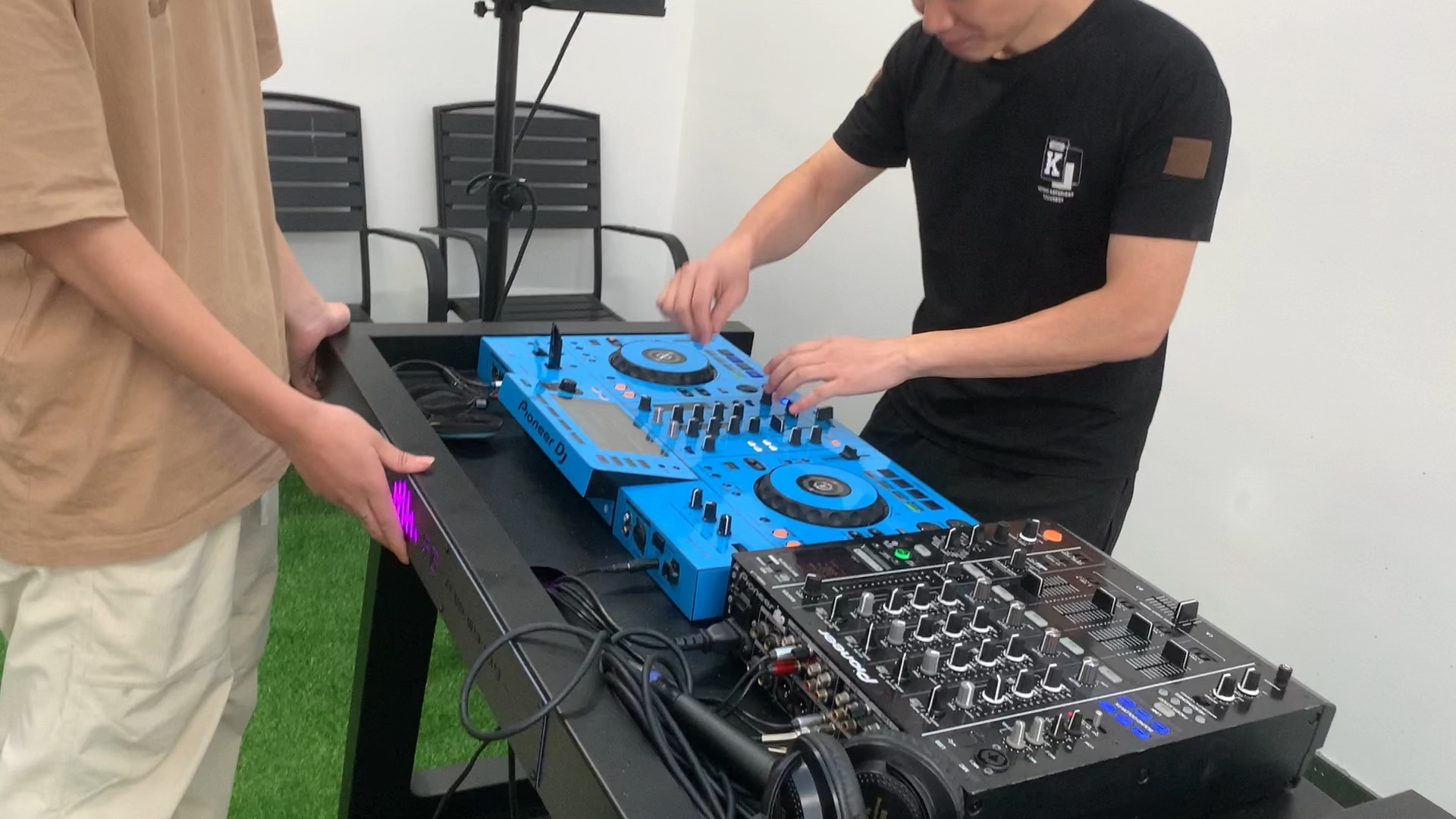 加入djmc音乐俱乐部,您将拥有一群志同道合的朋友一起分享音乐的快乐.