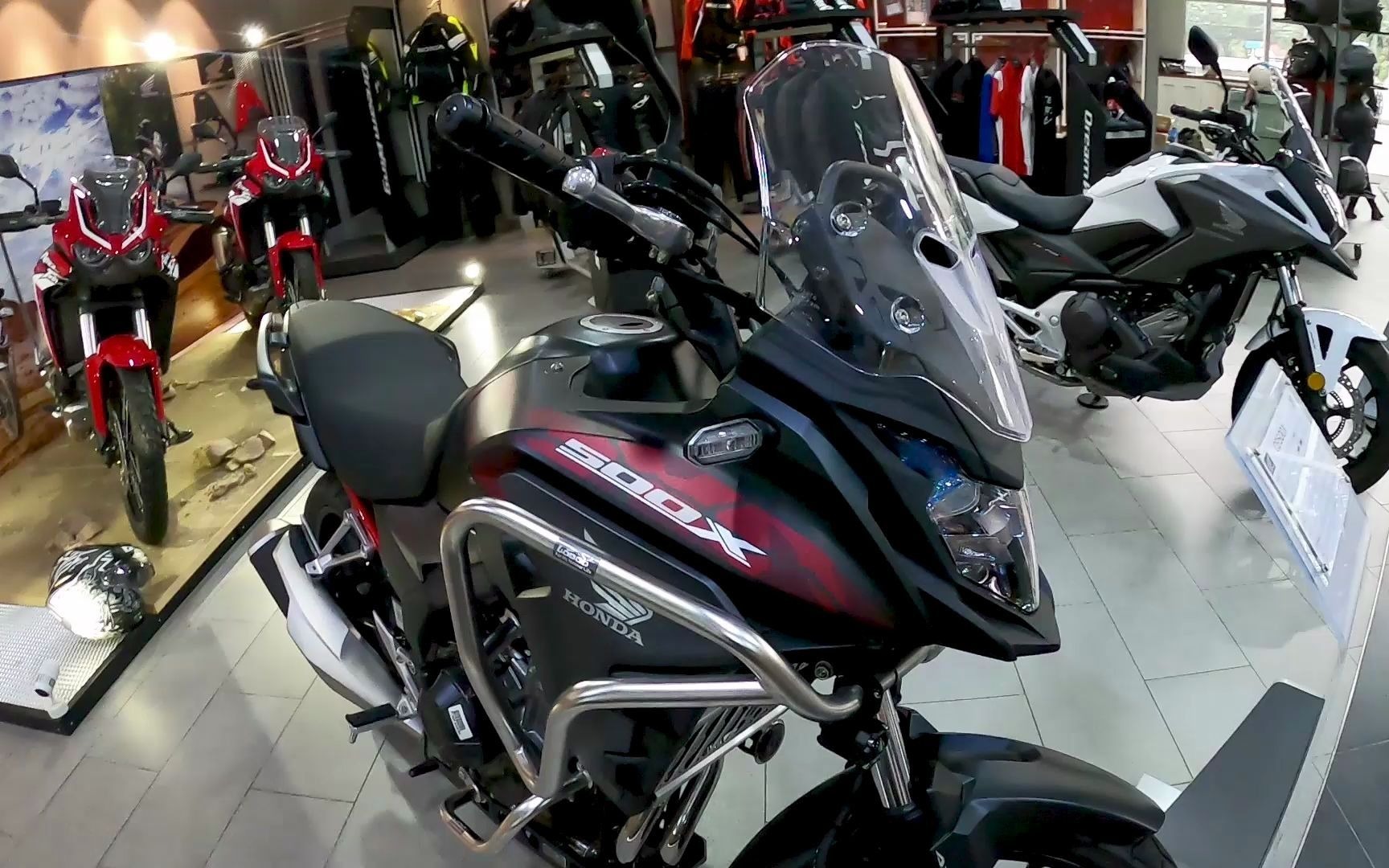 实拍本田cb500x_2021新款_黑色配色