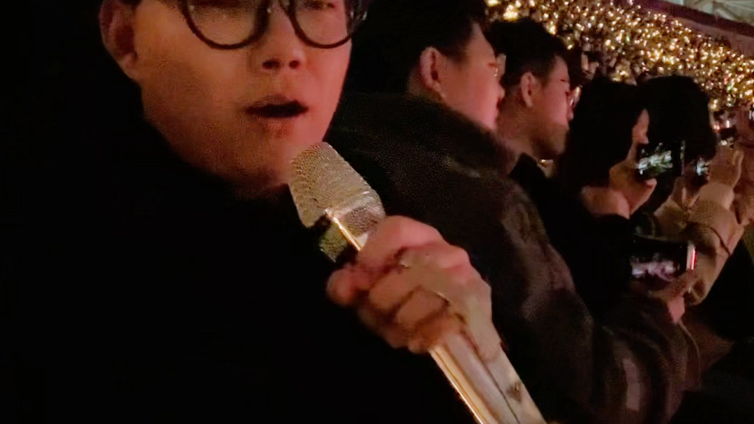 带着林俊杰同款圣剑麦克风去现场和林俊杰合唱《交换余生》