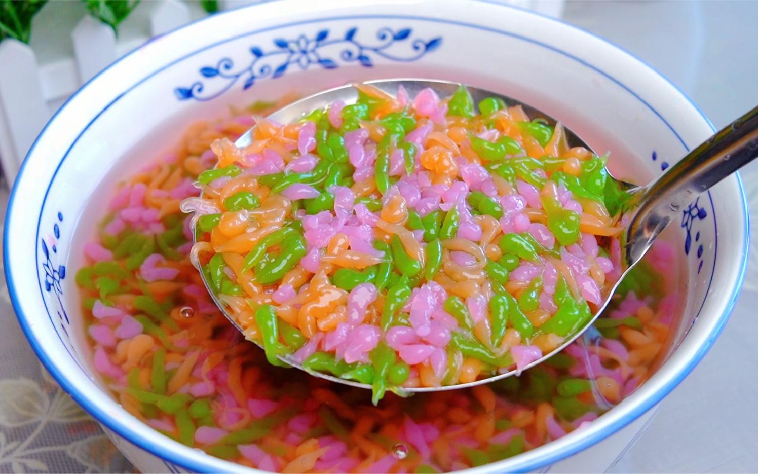 想吃彩色凉虾自己做,做法告诉你,5分钟就搞定,酸辣开胃又下饭