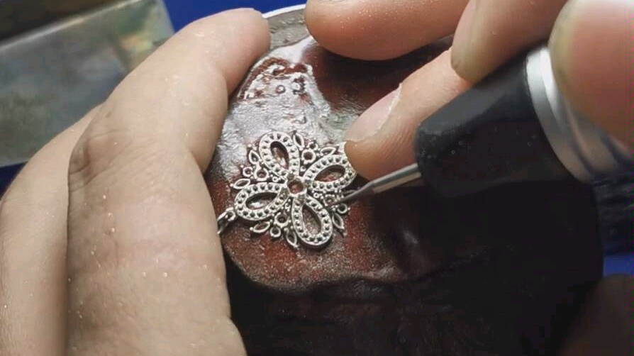 首饰工艺制作过程,每一件饰品师傅细心打磨镶嵌出成品.