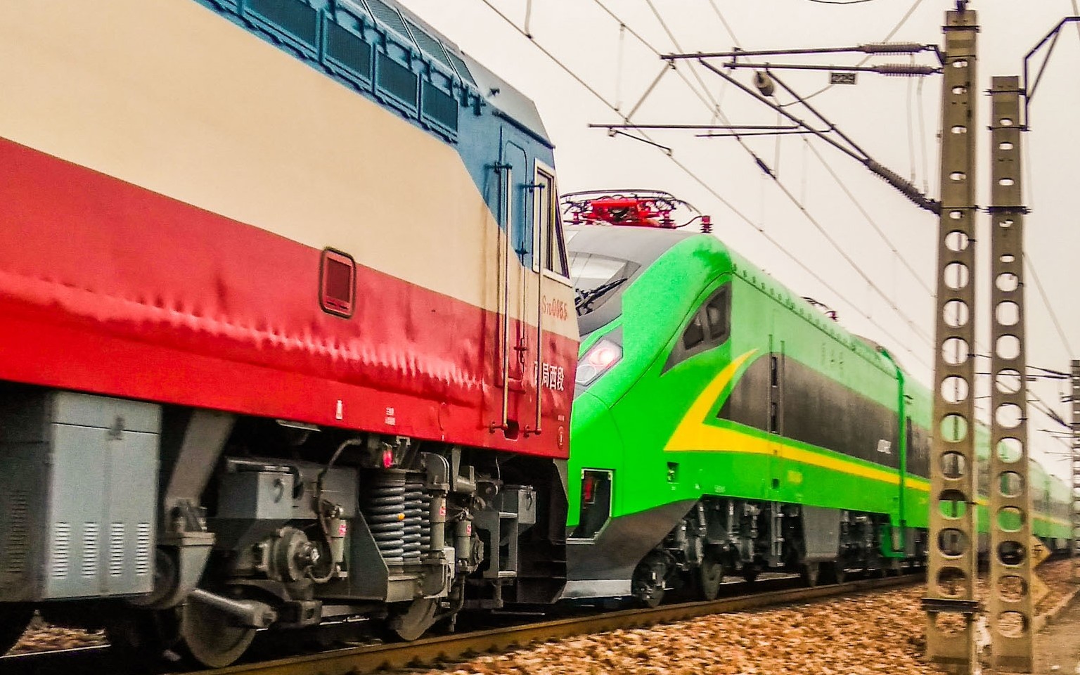 中国铁路fxd3j cr200j动力集中动车组回送-00109次银城铺-兰州『火车