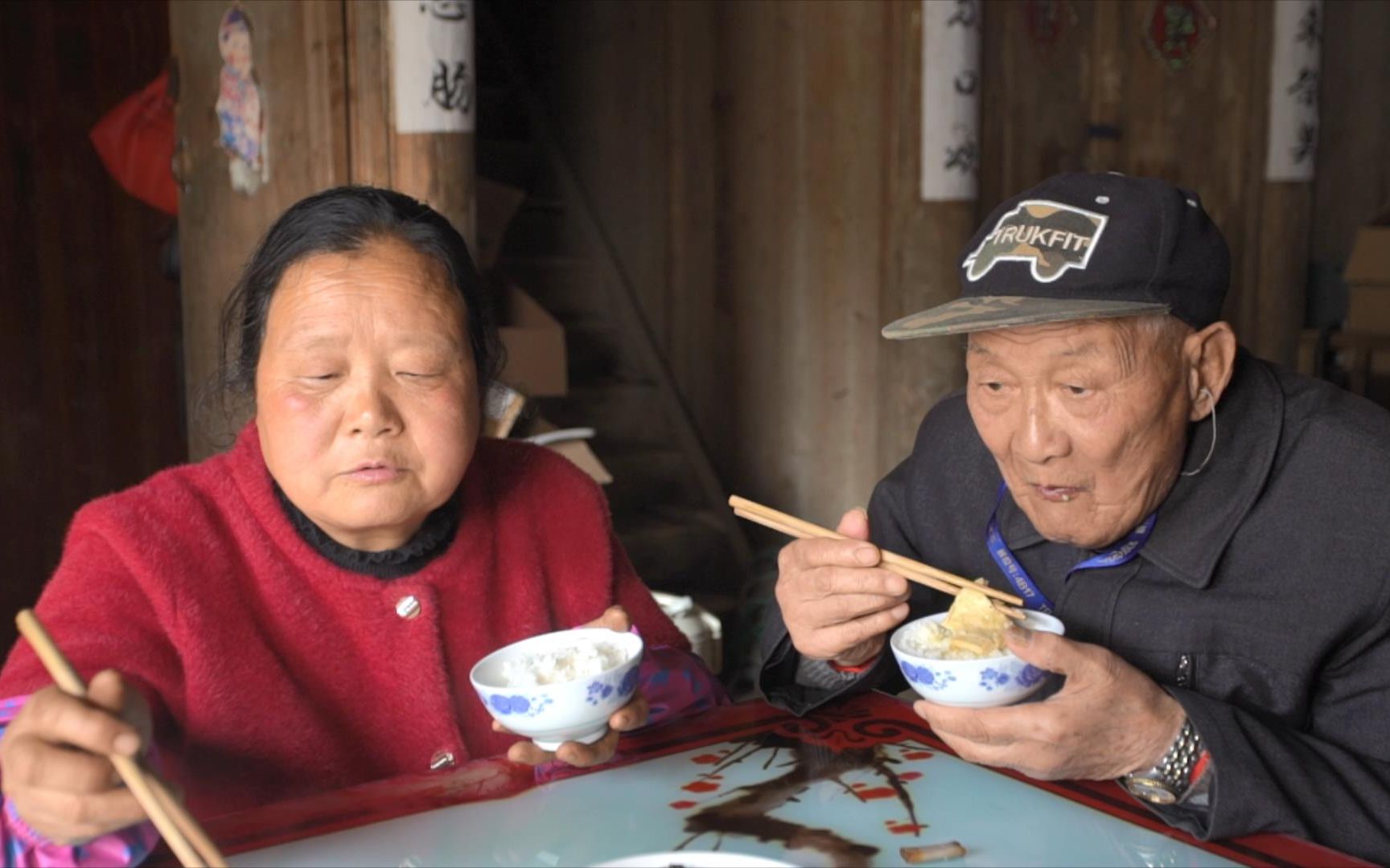 [图]当年给爸妈做媒的媒人来做客，妈妈整了一大桌的菜，86岁大伯吃过瘾