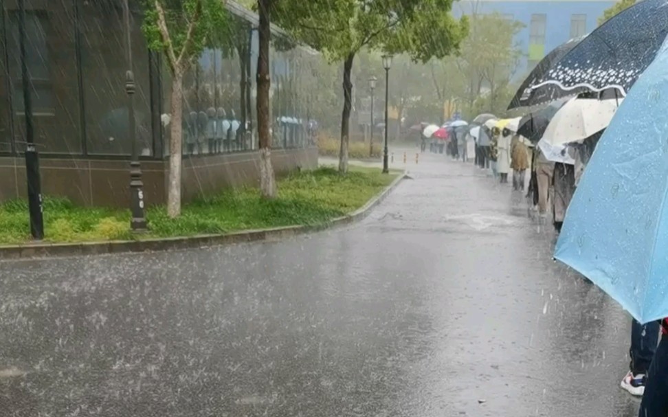 做核酸下大雨也要做核酸