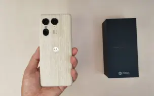 Télécharger la video: MotoX50Ultra香柏木限定色开箱上手，100倍变焦和潜望式相机加持，联想首款Ai手机有点意思。