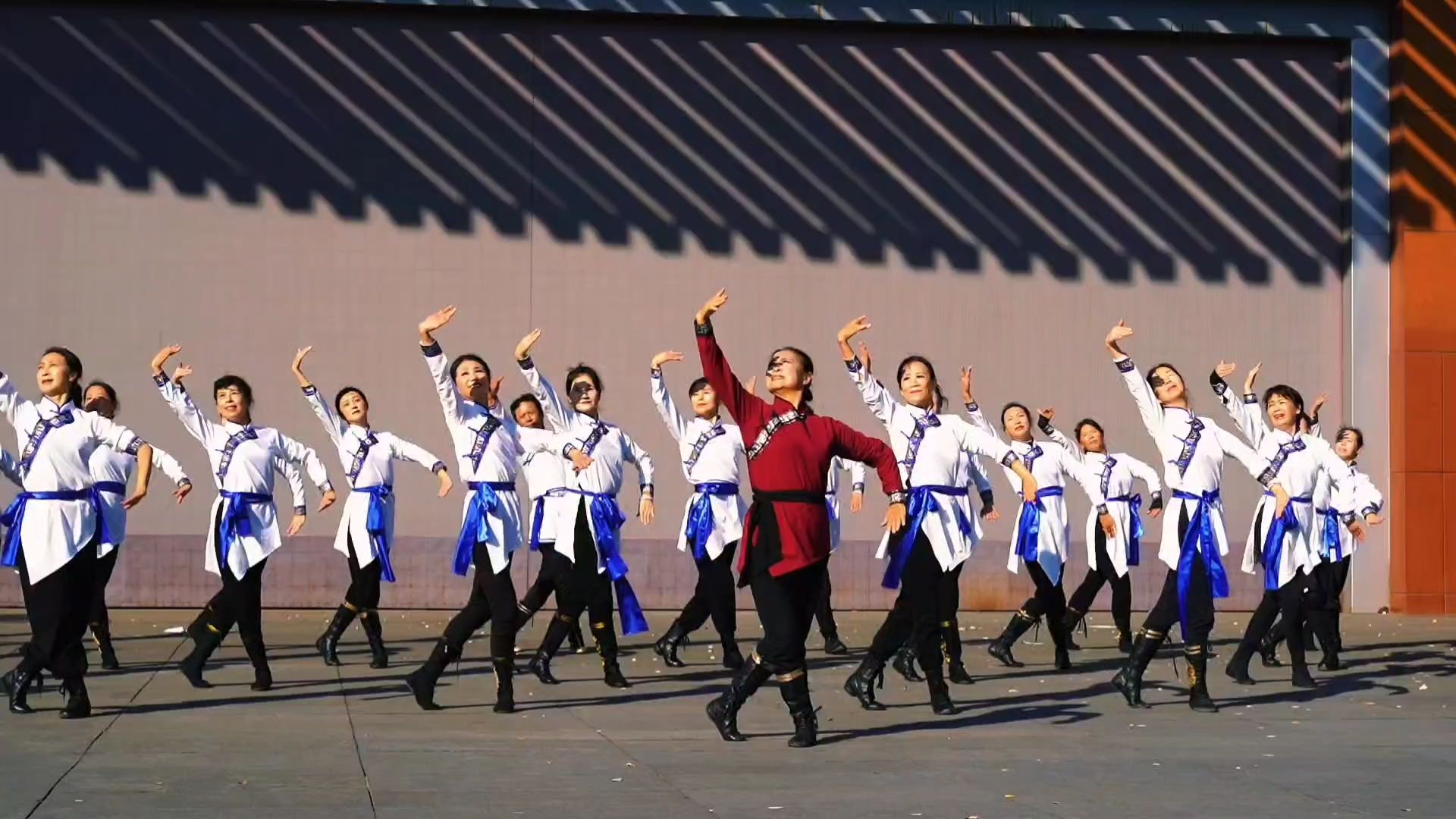 蒙古舞《孤独的牧羊人》唐雅冬编舞,舞蹈整齐优美,一起欣赏