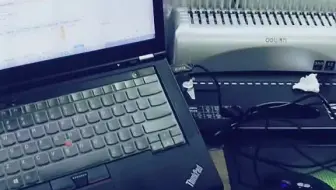 认真工作的同事们