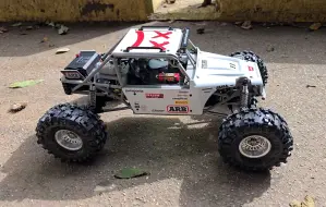 Descargar video: 110 Scale RC Car Vanquish H10 Optic Yokohama - forest rock crawling ASMR