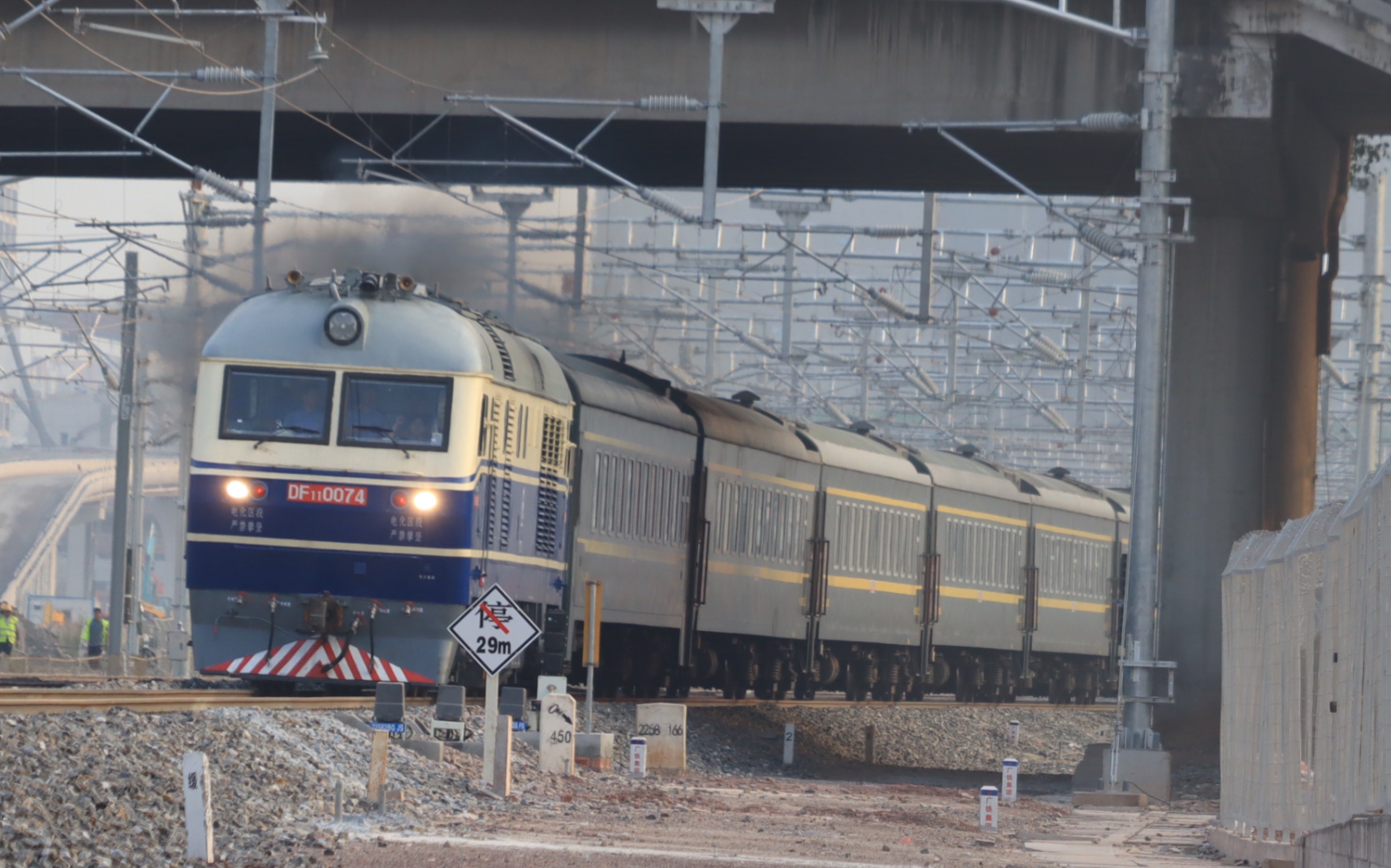 【广茂线ⷥ䖧𛕣€‘K1208/5次 深圳东昆明 大修完的本务DF110074加速通过小坪立交桥底哔哩哔哩bilibili