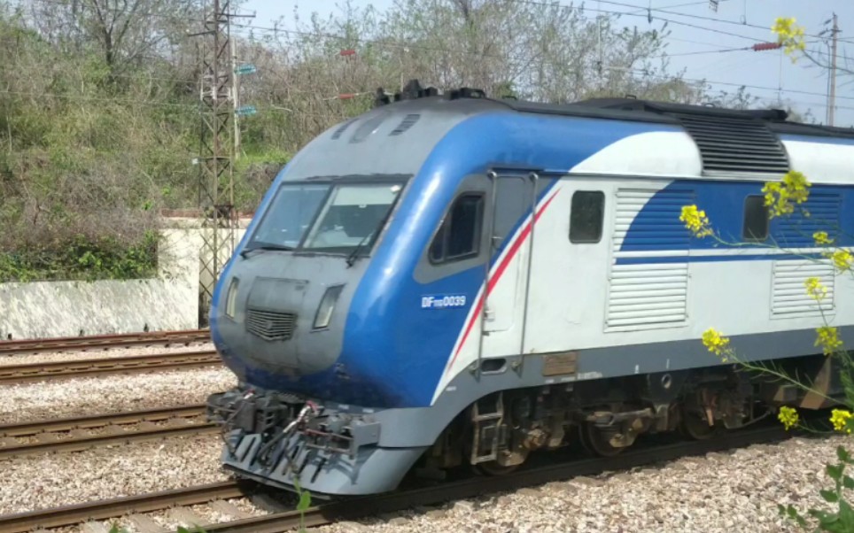 东风11g牵引北京至长沙客列通过岳阳