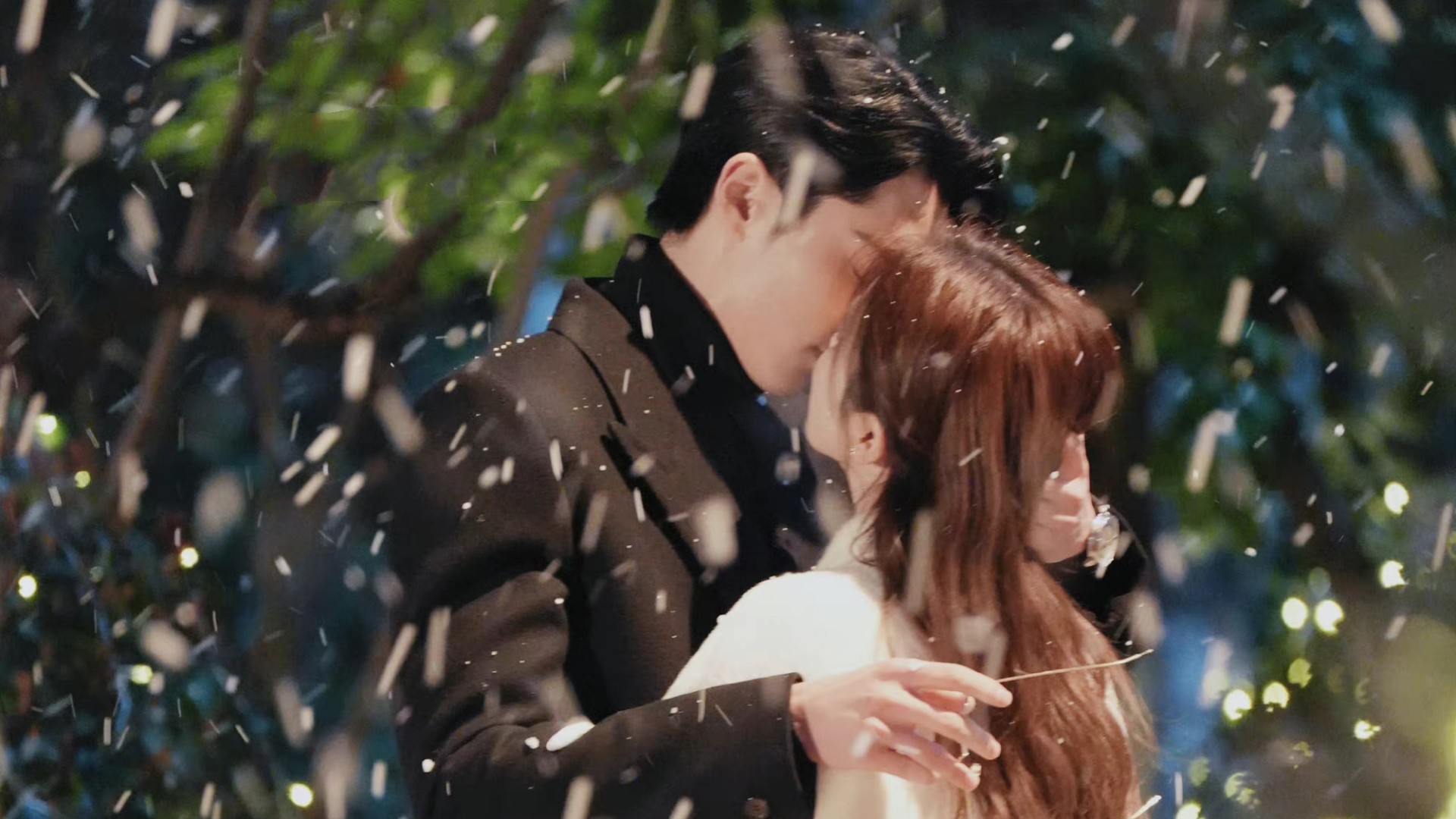 王鹤棣摘眼镜吻戏好苏!与白鹿在雪中亲得难舍难分,氛围感拉满