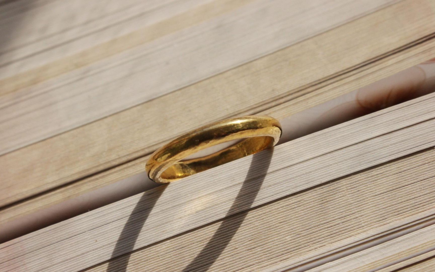 旧黄金首饰加工改款 经典光面泥鳅背戒指