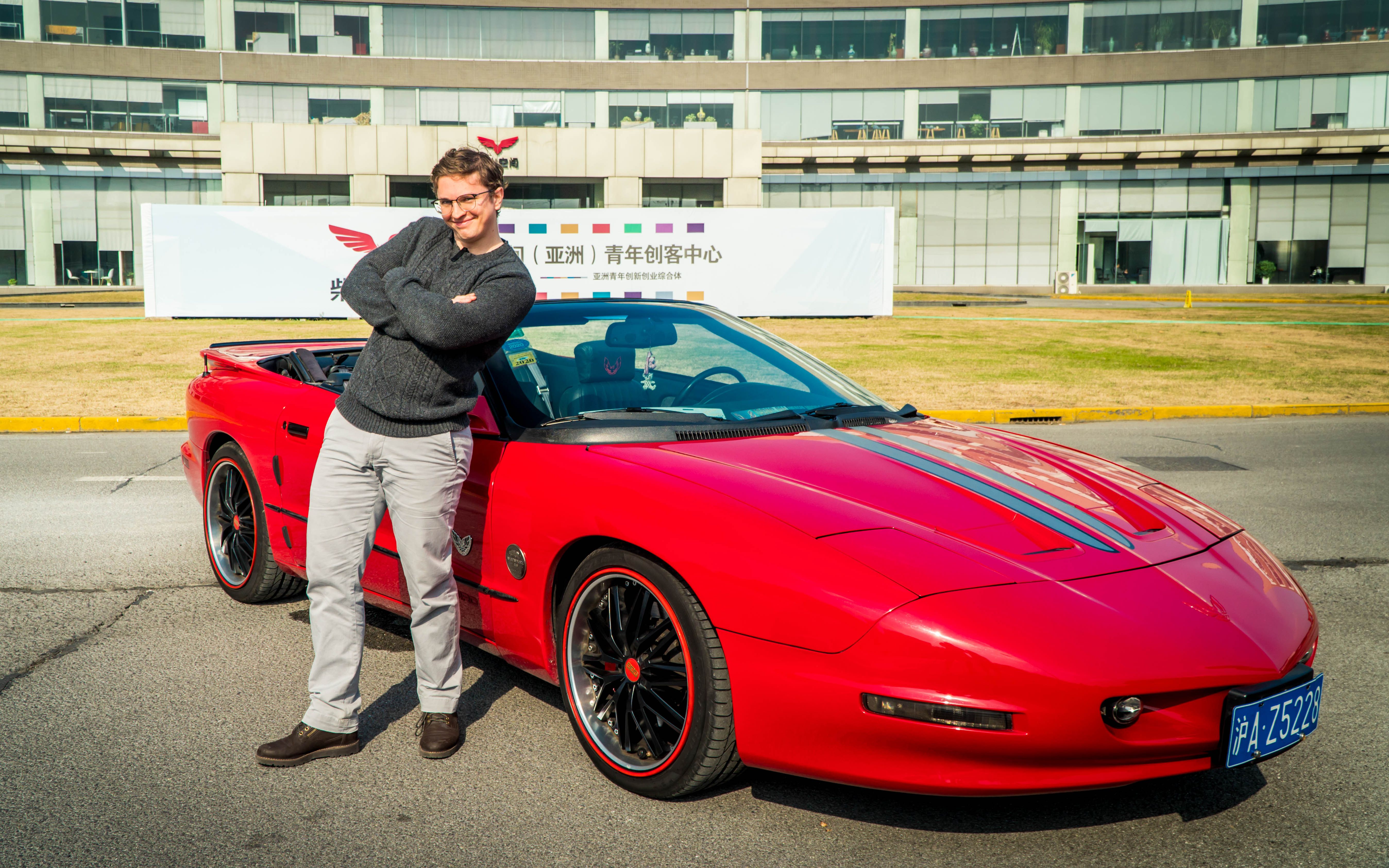 现实版霹雳游侠? 美国帅哥中国试驾庞蒂克火鸟